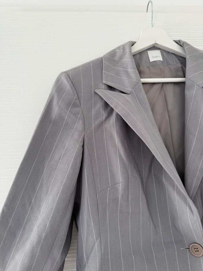 Veste de tailleur grise à rayures blanches classe élégante - photo numéro 2