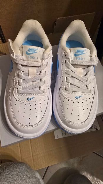 NEUVES🥰( non portées )🏷superbes baskets air force 1NIKE pointure 27 unisex (ferme)