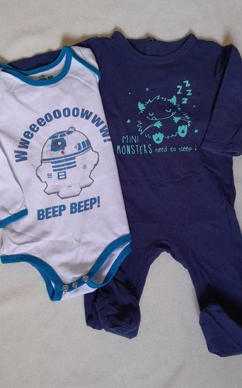 Un bodie et un fin pyjama-combi 12-18 mois