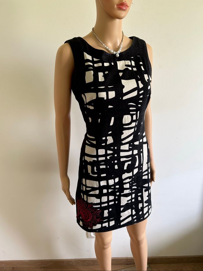 Robe noire et imprimée sans manches Desigual taille 36 bon état - photo numéro 2