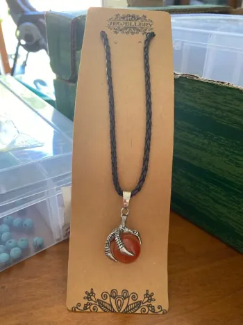 Collier pendentif griffe du dragon et pierre cornaline