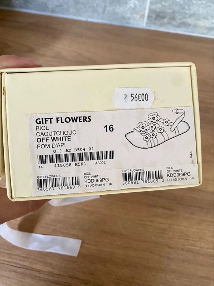 Première paire de chaussure pour bébé taille 16 - photo numéro 8