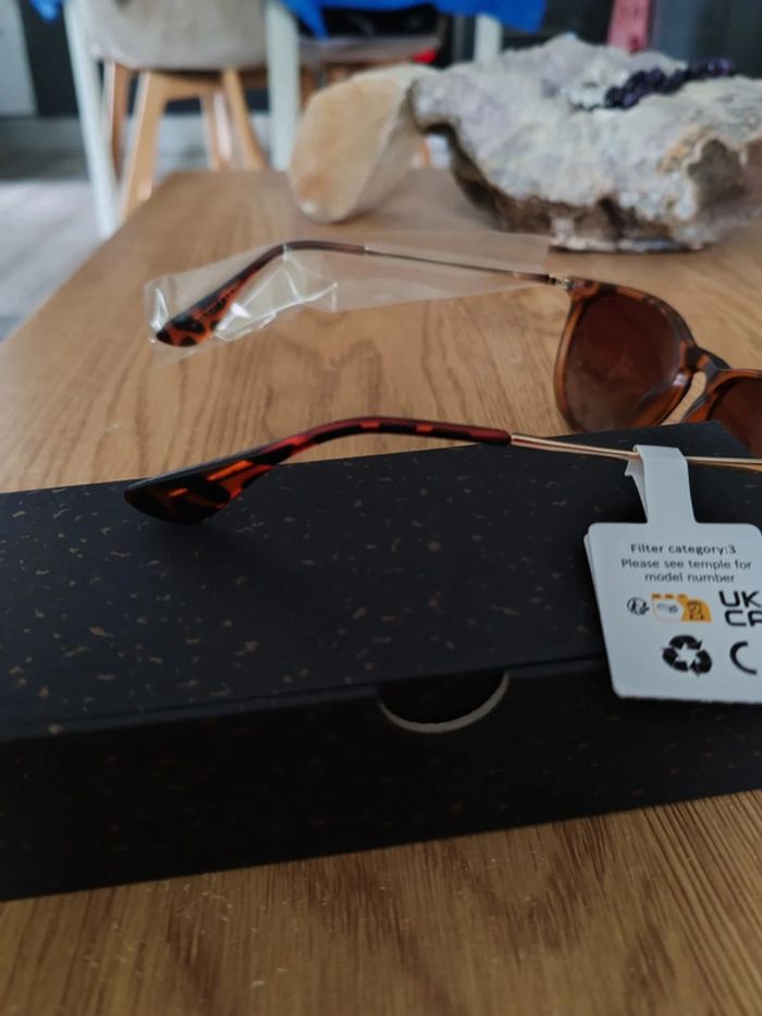 Lunette Fashion Kunchu Zebra Claire catégorie UV3 neuf sous blister et boite. - photo numéro 3