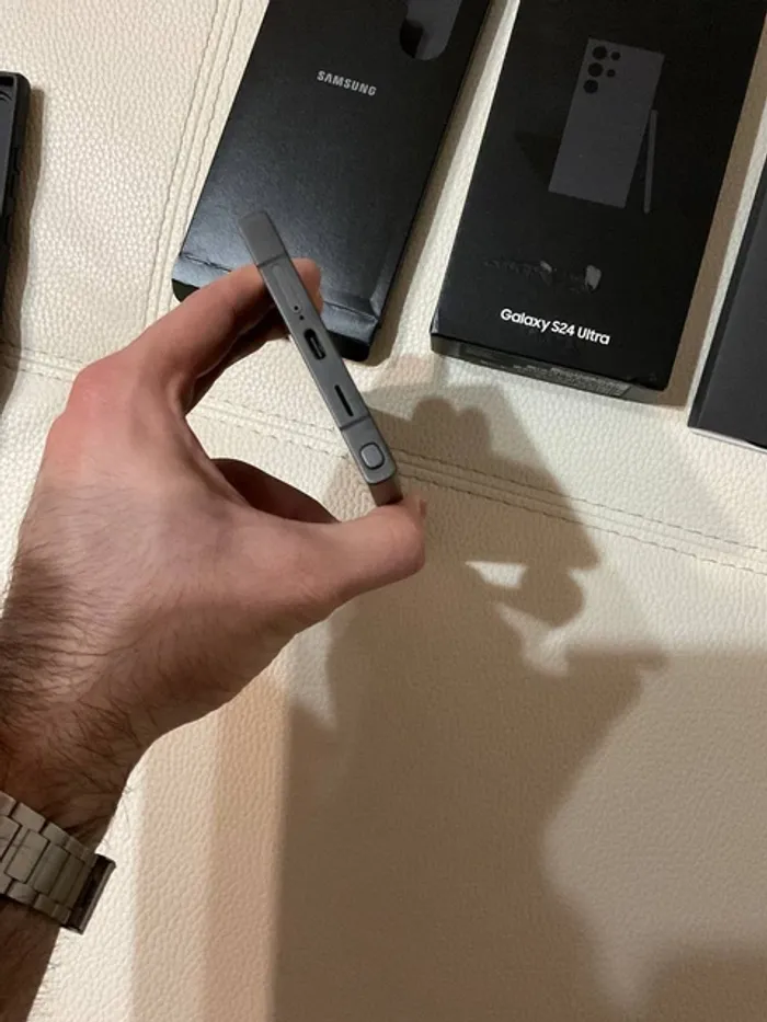 Samsung Galaxy S24 ultra quasiment neuf - photo numéro 2