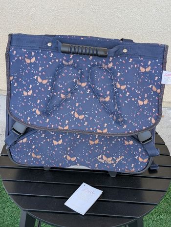 Cartable à roulettes fille. CM1. CM2. Bon état. Little Karl Marc John.