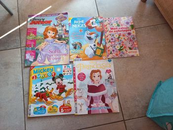 Lot de magazines et Coloriages pour filles