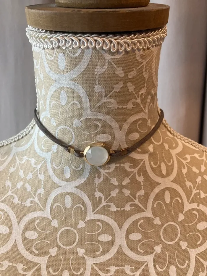 Collier ras de cou avec Pierre