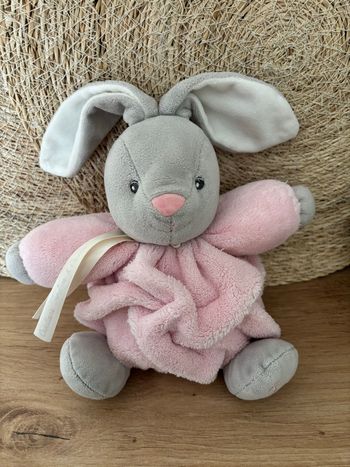 Doudou lapin plume rose gris kaloo