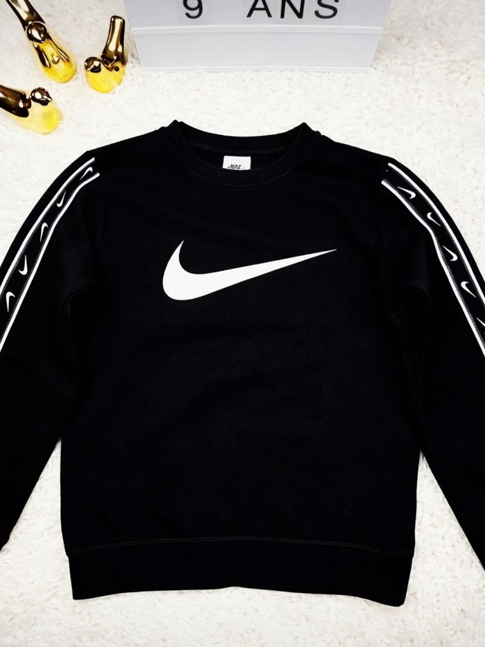 Sweat noir et blanc Garçon taille 9/10 ans marque Nike 🎸 - photo numéro 2