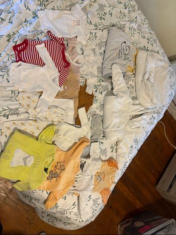Vend lot de vêtements un peu de 0 et de 1 mois 