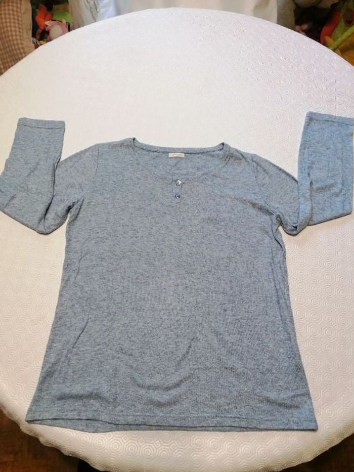 Très Beau pull fin de très belles qualités belle marque très doux comme neuf