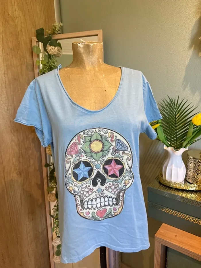 Magnifique T-shirt, bleu, dégradé avec tête de mort, colorée devant femme