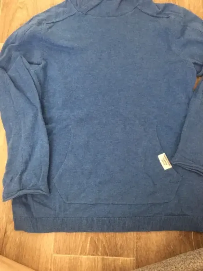 Pull avec un col et une poche bleu 9/10 ans - photo numéro 2