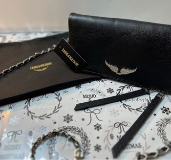 Écharpe Burberry 100% cachemire, motif Iconic Check beige. Dimensions 185 cm × 40 cm. Logo cavalier brodé + étiquette Burberry. État neuf, jamais portée. Livrée avec boîte, sac boutique, carte.  Couleur : Beige / noir / blanc / rouge (check