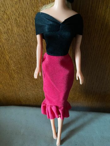 Robe habillée noir et rose pour poupée Barbie