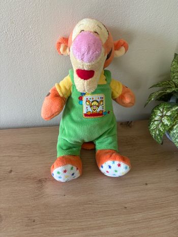 Doudou Tigrou salopette verte étoile Disney nicotoy