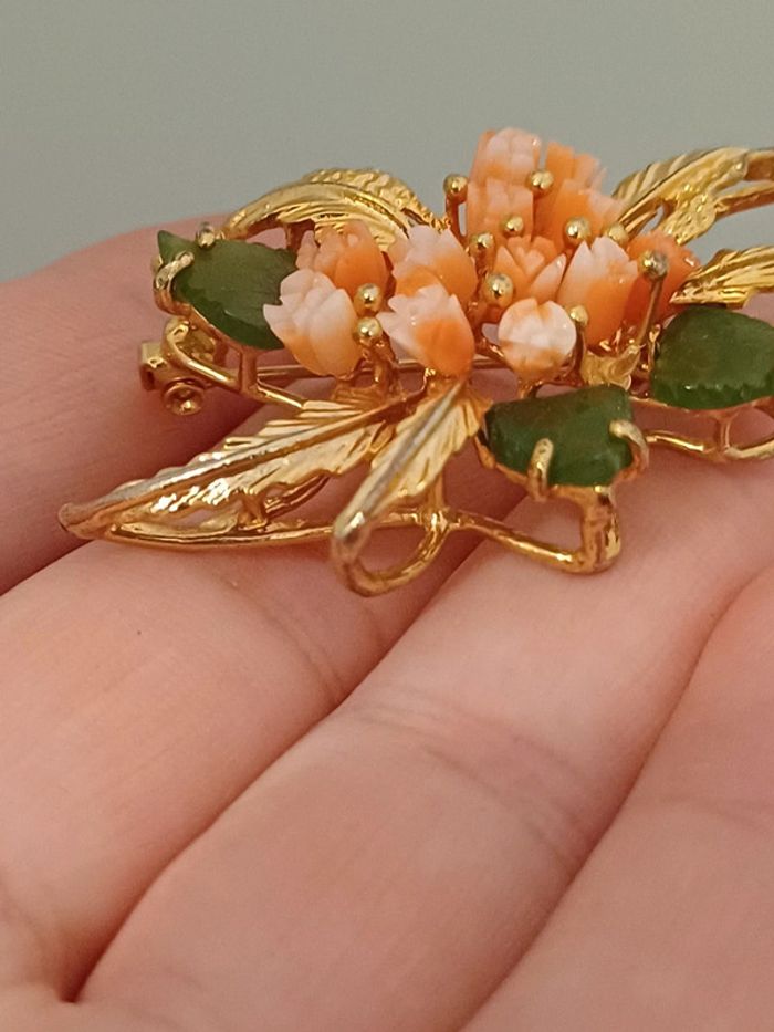 Broche vintage fleurs de corail et feuilles jad - photo numéro 6
