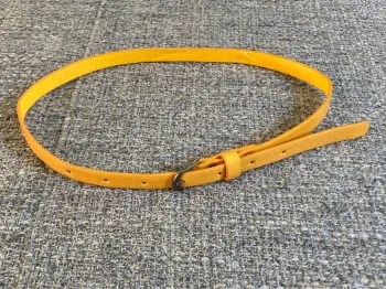 Ceinture en vinyl jaune
