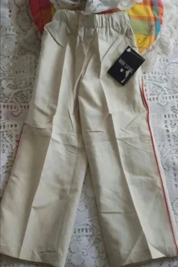 Pantalon crème avec bandes rouges - sport chic, neuf, taille 3/4 ans