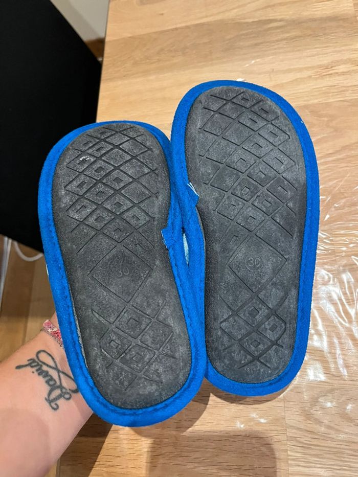 Chaussons neufs taille 30 Captain america Marvel - photo numéro 3