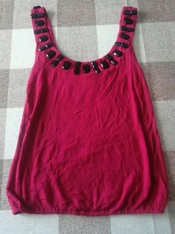 Débardeur framboise pierres noires autour du décolleté taille 34/36