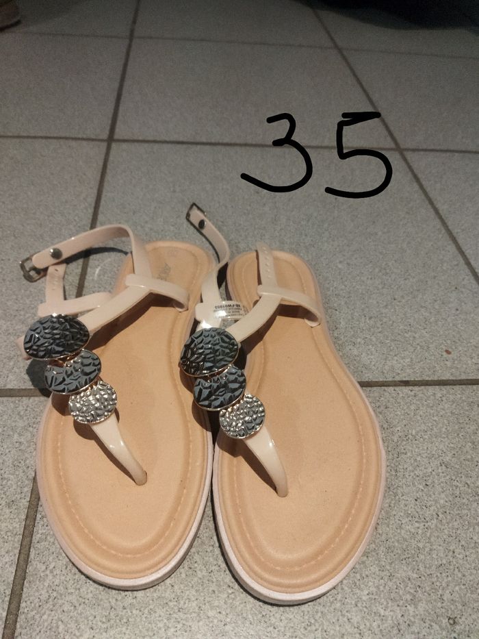 5€  sandales jamais porté 35