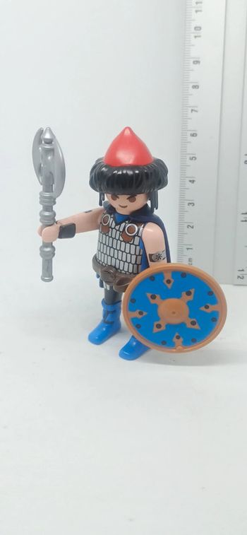 Homme viking avec cape et bouclier rond playmobil