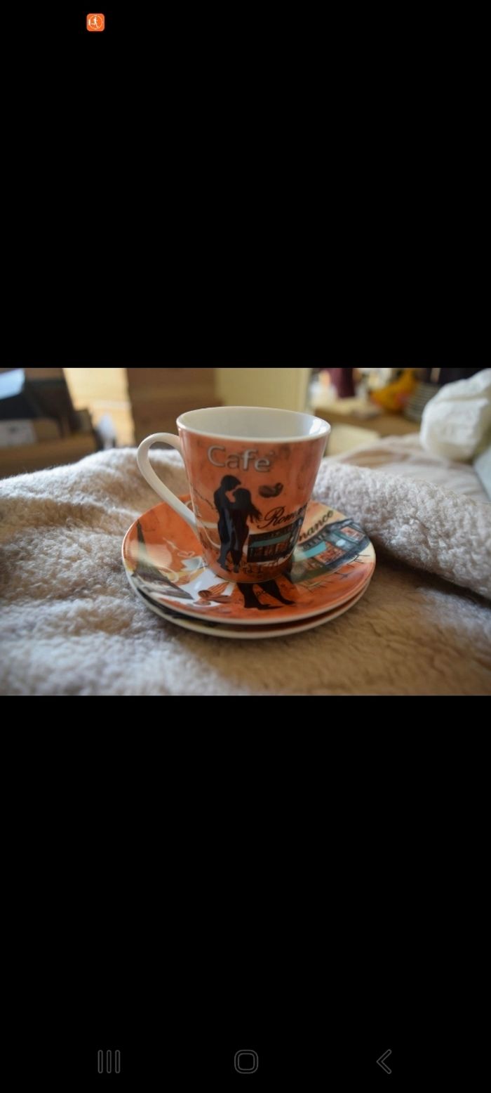 Lot de deux tasses à café et leur coupelle