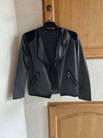 Gilet gris - taille 8 ans