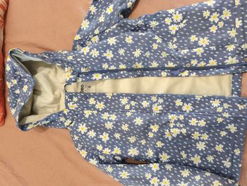 Imperméable à capuche.