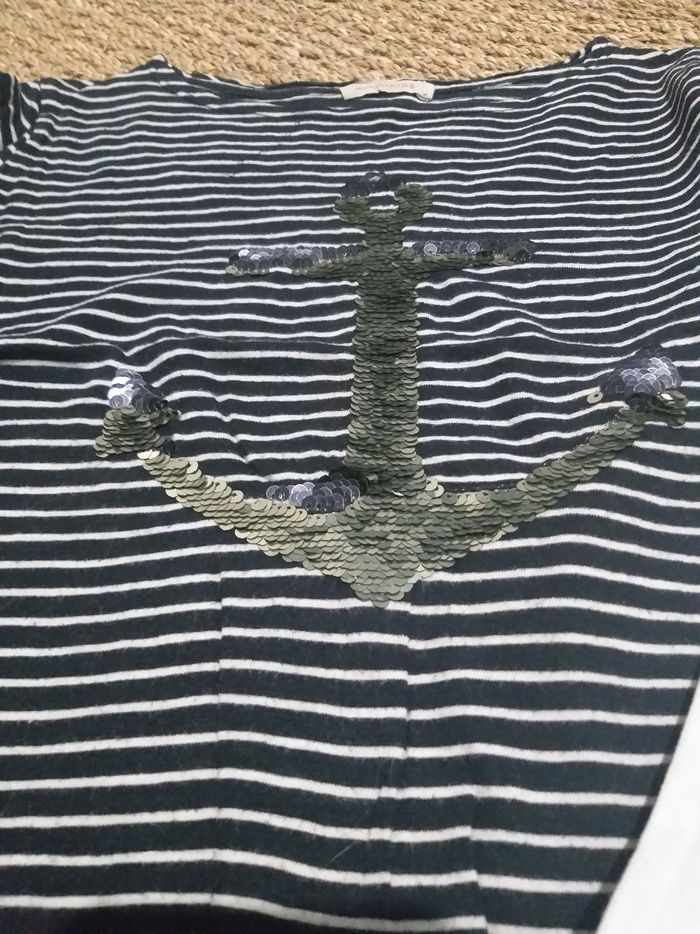 Lot 2 t-shirt manches longues Monoprix marine et kiabi fleuri 8 ans - photo numéro 3