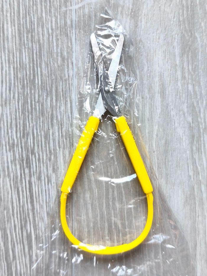 Ciseaux à boucle jaune - photo numéro 3