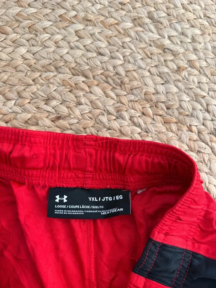 Short Garçon Under Armour Loose Noir & Rouge | Taille 16 ans | Très Bon État | Sport Casual | R23 - photo numéro 4