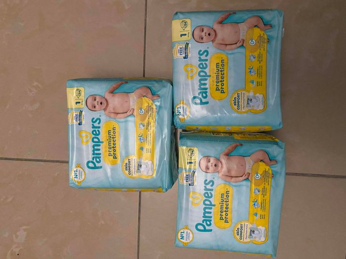 Lot de paquets de couches Pampers