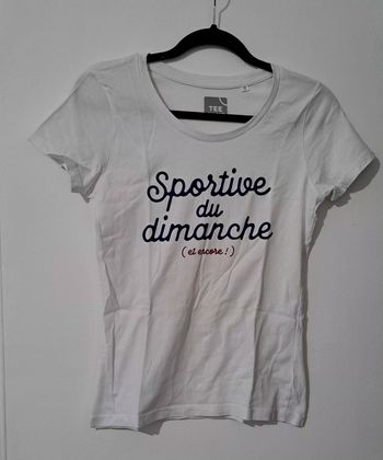 T-shirt blanc avec écriture bleu et rouge