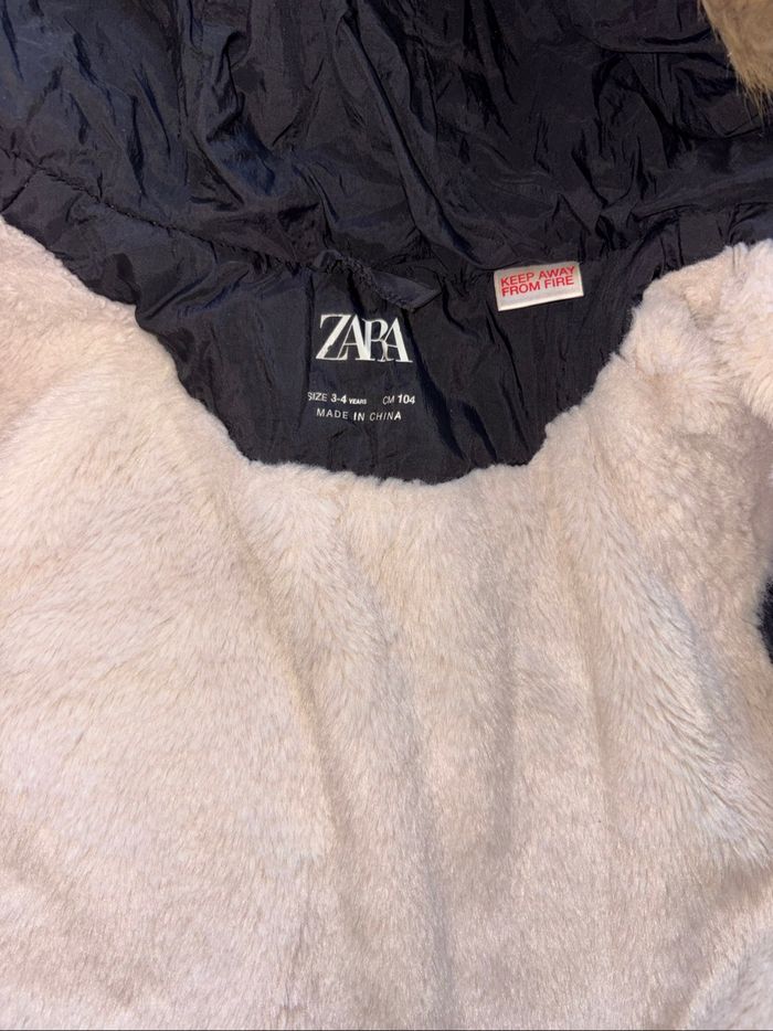 Manteau noir à plumes Zara garçon taille 4 ans en très bon état - photo numéro 5