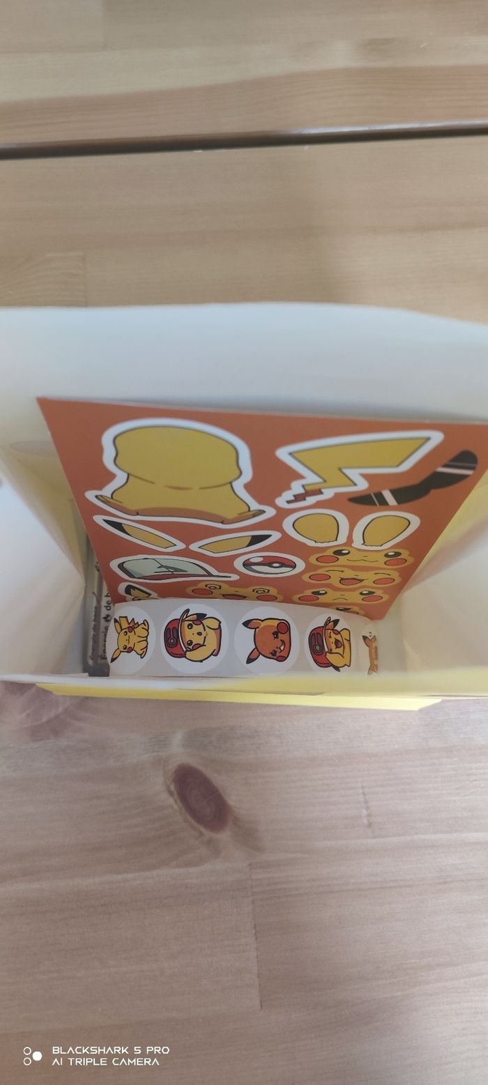 Anniversaire pokémon : sachet Pikachu avec petit cadeau et cartes - photo numéro 4