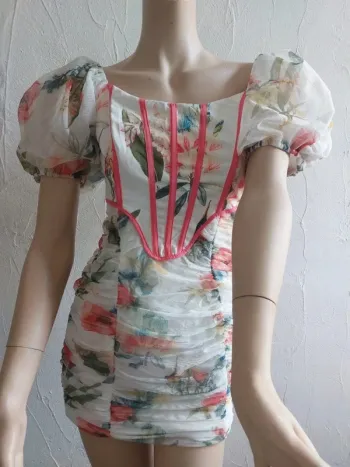 Robe à fleurs avec manches bouffantes