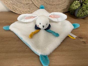 Neuf doudou plat lapin bleu blanc lulu Maël p’tit bisou Aubert