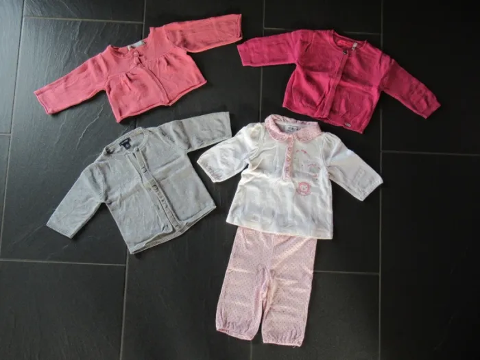 Lot de 62 vêtements fille 3 mois + chaussettes automne / hiver (bodies, pyjamas, habits) - photo numéro 8