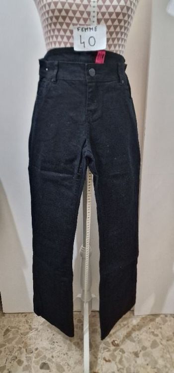 Jean, noir, en très très bon état, taille standard