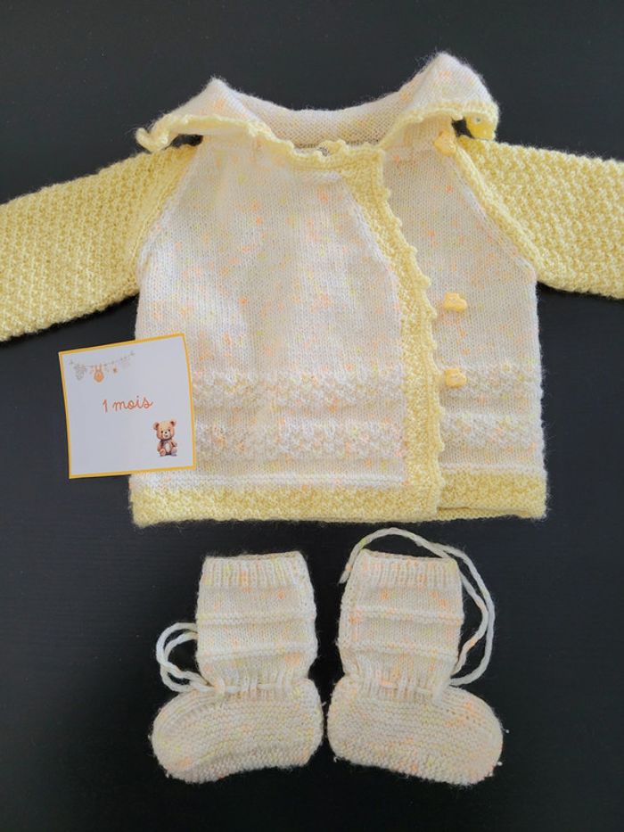 Brassière en laine fait main 1 mois et ses chaussons assortis