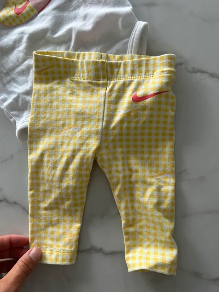 Ensemble Nike taille 3 mois - photo numéro 2