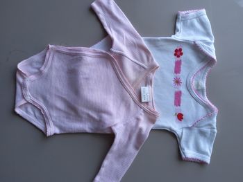 Lot   2  bodies   BB    fille   1 mois