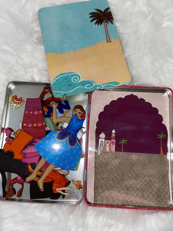 Luna magnétique et costumes du monde