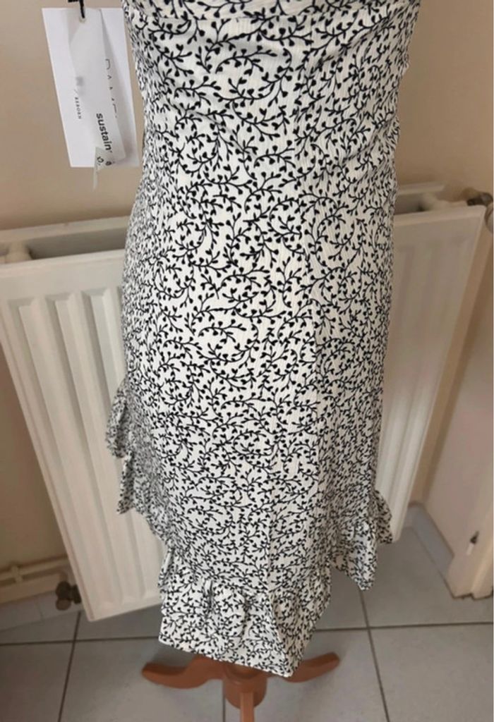 Robe d’été fleurie, noire et blanche, NA-KD - photo numéro 7