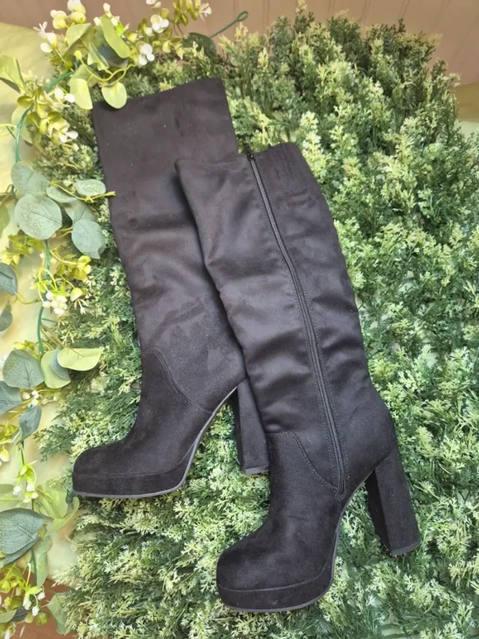 Bottes a talons noirs pointure 37 pretty stories