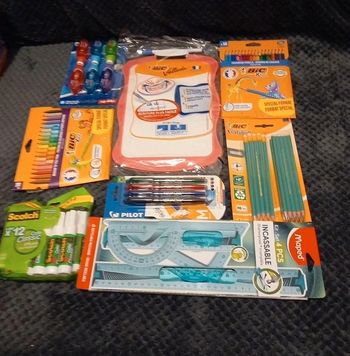 Lot de 8 articles scolaire neuf
