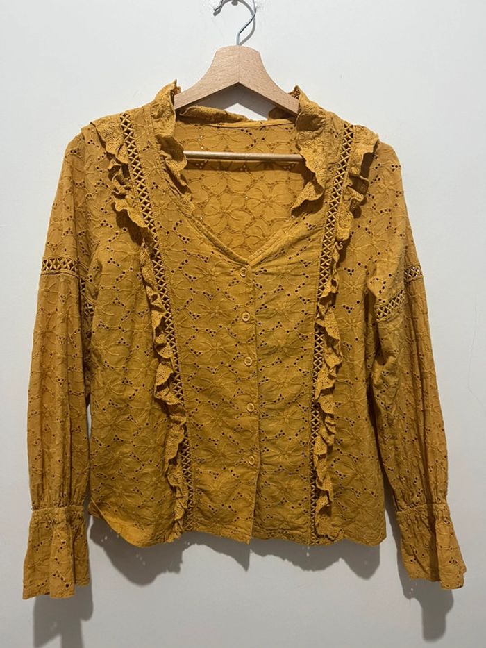 Chemise jaune moutarde avec broderie / détail ajouré et volant - photo numéro 2