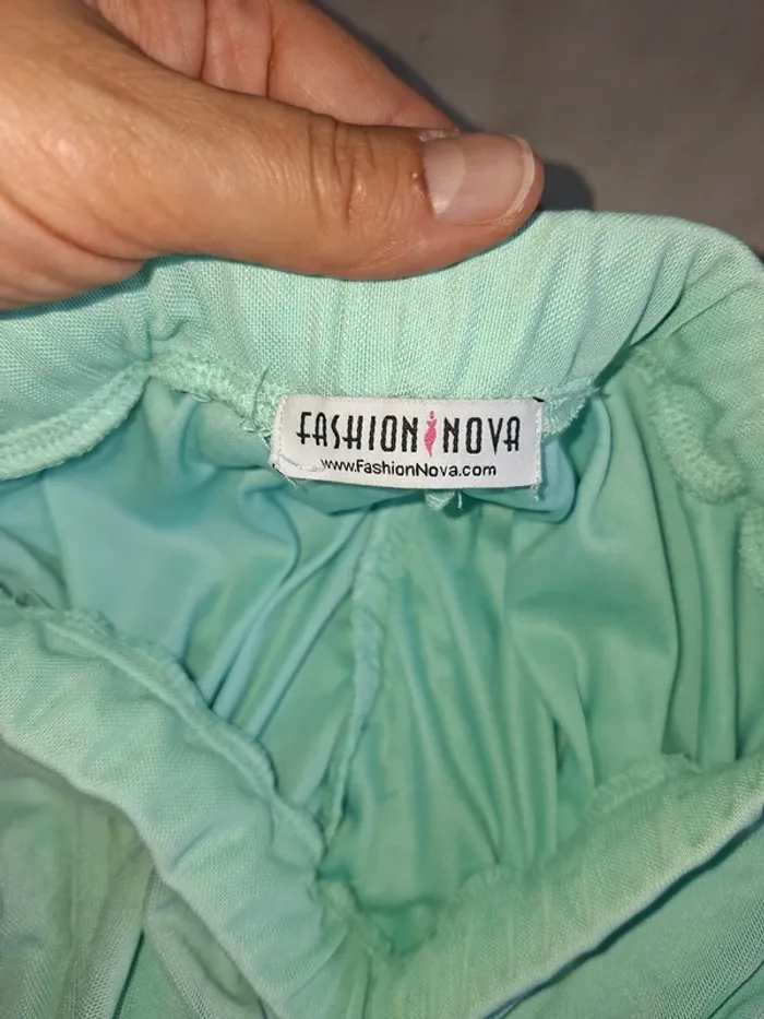 jupe verte d'eau marque Fashion Nova, taille unique (36/38), en très bon état - photo numéro 2